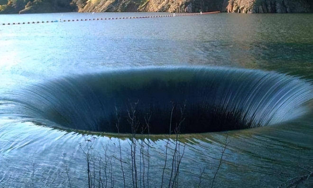 世界上最壮观的泄洪道,每秒泄洪量达1500吨,被称为"光荣洞"!