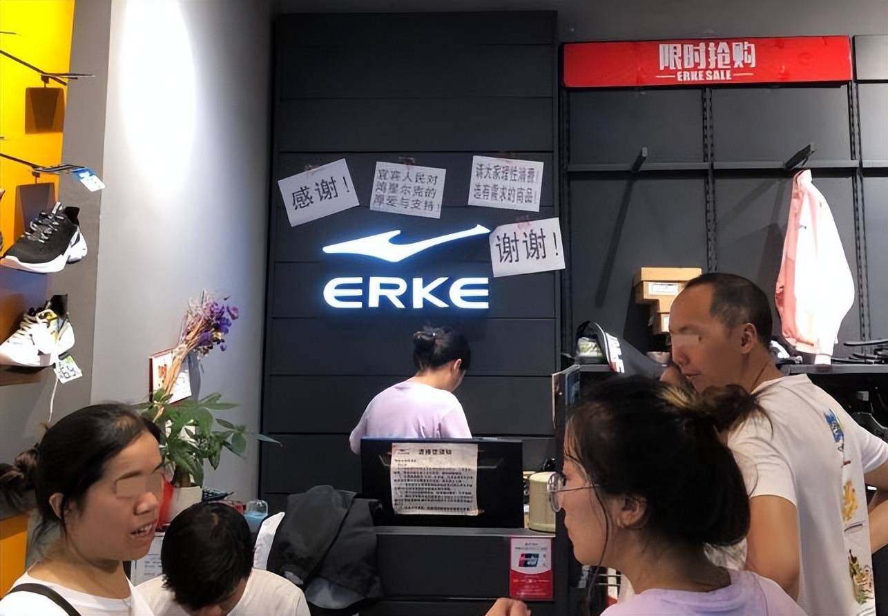 当时网友跟鸿星尔克总经理的对话也是一直在网上流传,被制成各种段子.