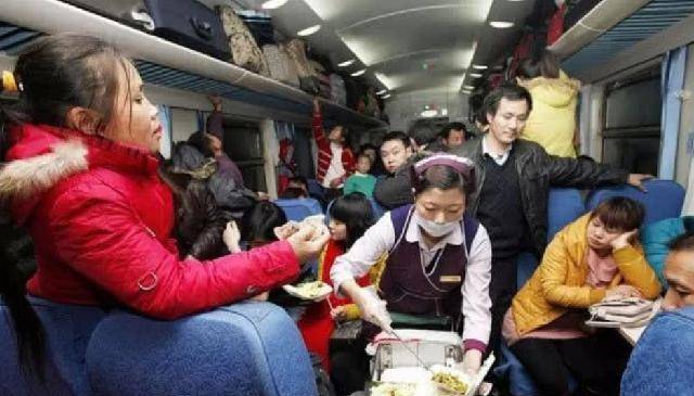 原创火车上乘客几千人为何卖不掉几十份盒饭内行道出其中猫腻