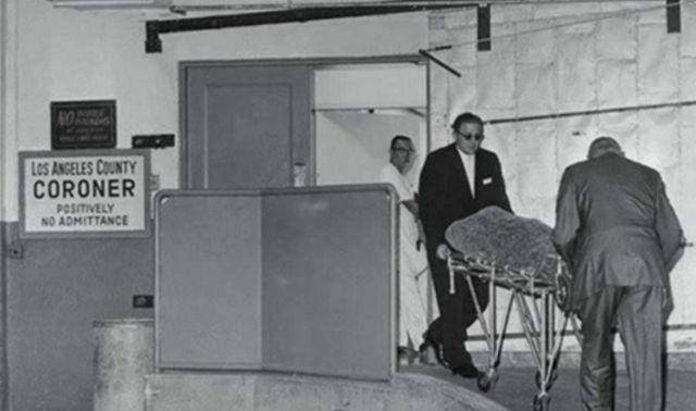 原创梦露死亡现场旧照姿势古怪过了44年fbi才公开她的死因