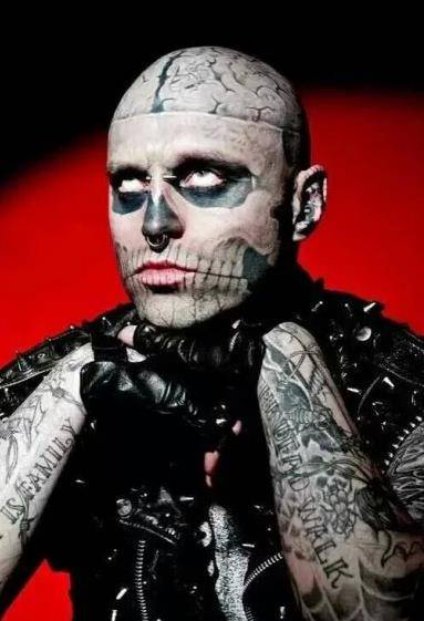 国外小伙瑞克·格内斯特,花费2亿全身纹满人骨,走红后却离开人世