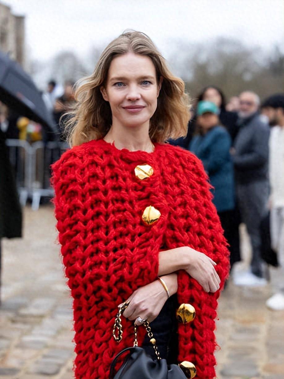 但是从她近日参加时装周的照片也不难看出,42岁的lv太子妃,的确是美人