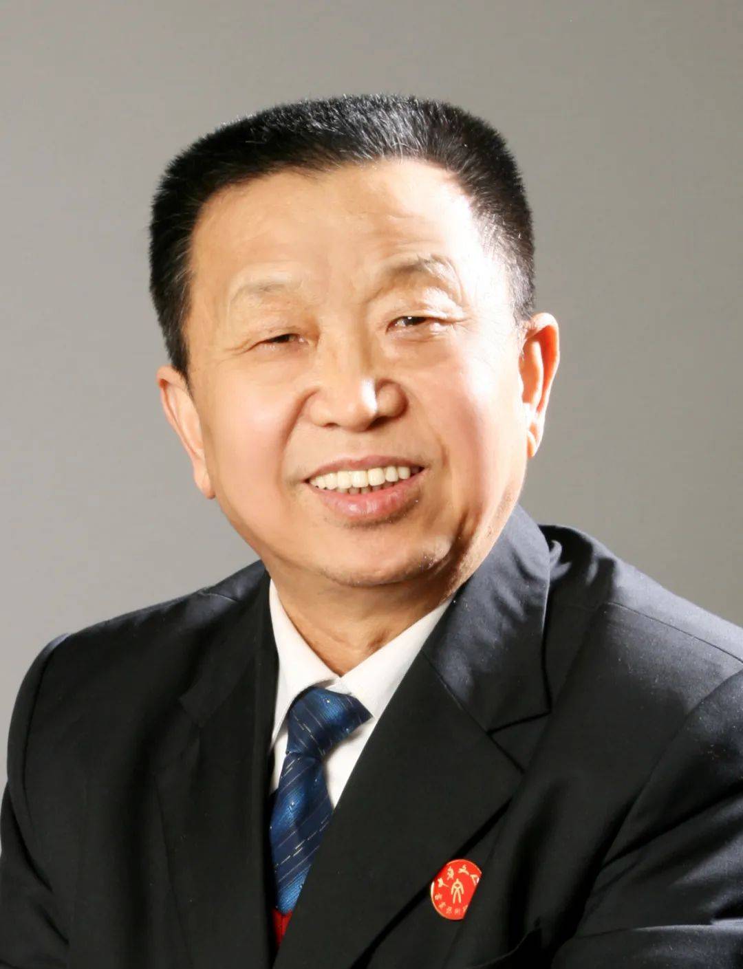 康殿英——党旗下的艺术领军人物