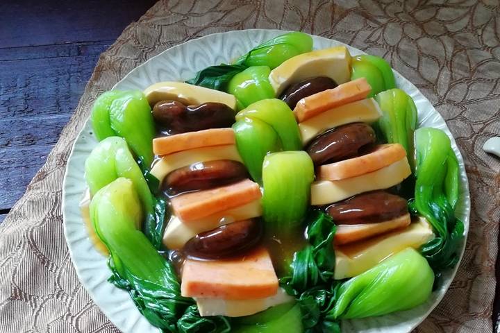 吃青菜,让很多孩子家长发愁,怎样把青菜做的好吃,营养搭配还合理呢?