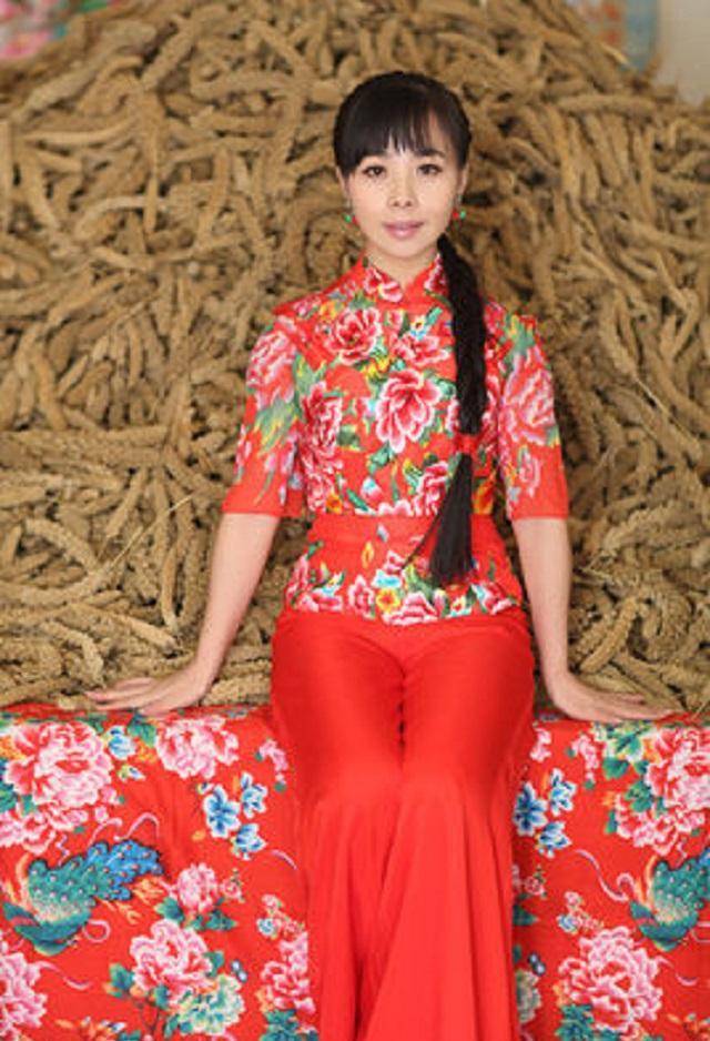 红极一时的王二妮,曾出任陕西政协委员,婚后回农村种地带孩子_生活