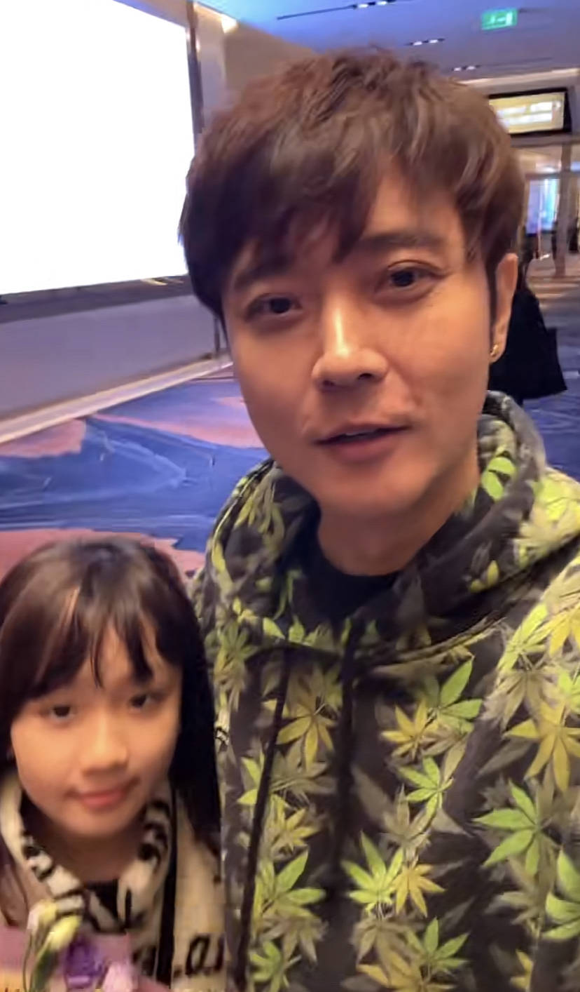 原创洪欣张丹峰合体看儿子比赛夫妻俩全程紧张张镐濂遗憾未能出道