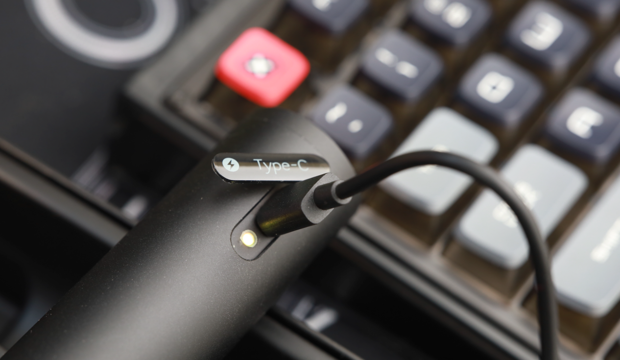 原创高亮度无极变焦极蜂强光变焦手电筒至高照射365米