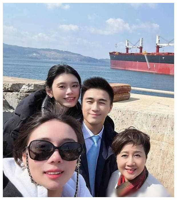 何猷君奚梦瑶一家参加新船下水礼赌王四太心情大好