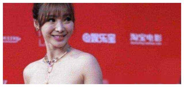 86斤唐嫣vs104斤柳岩穿着裂缝裙引发讨论