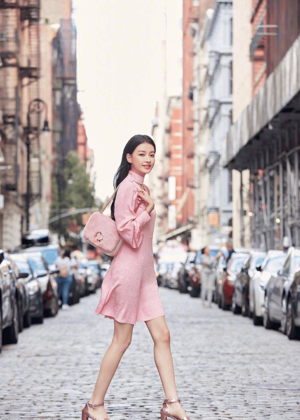 原创孙怡私服照简直要甜出糖了收腰衬衫配齐刘海一点不像孩子妈