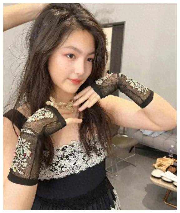 王诗龄蜕变:长发新颜引爆魅力,英国求学开启新生活.