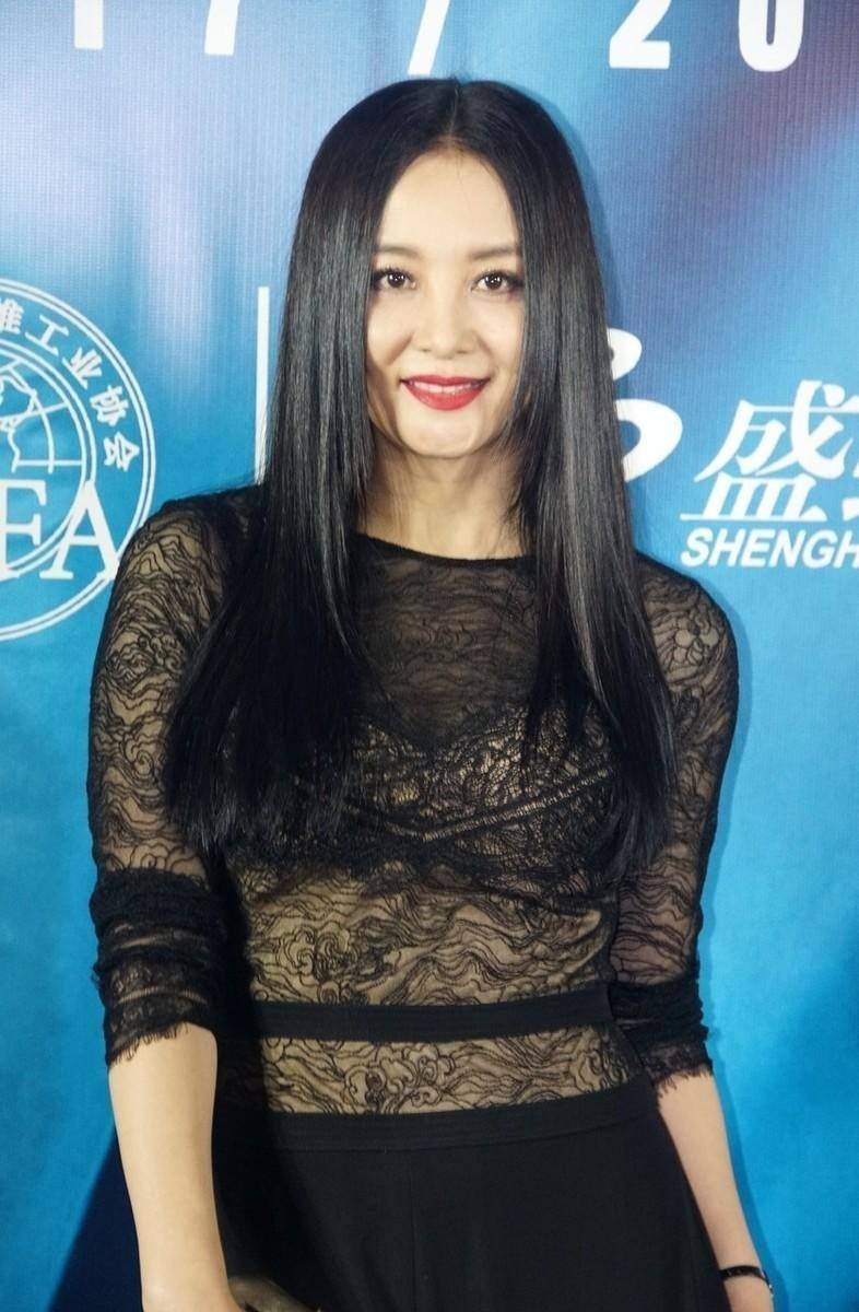 54岁陶红太拼了!穿蕾丝衫 阔腿裤透出内衣,这身材60后里罕见!_黑色_连