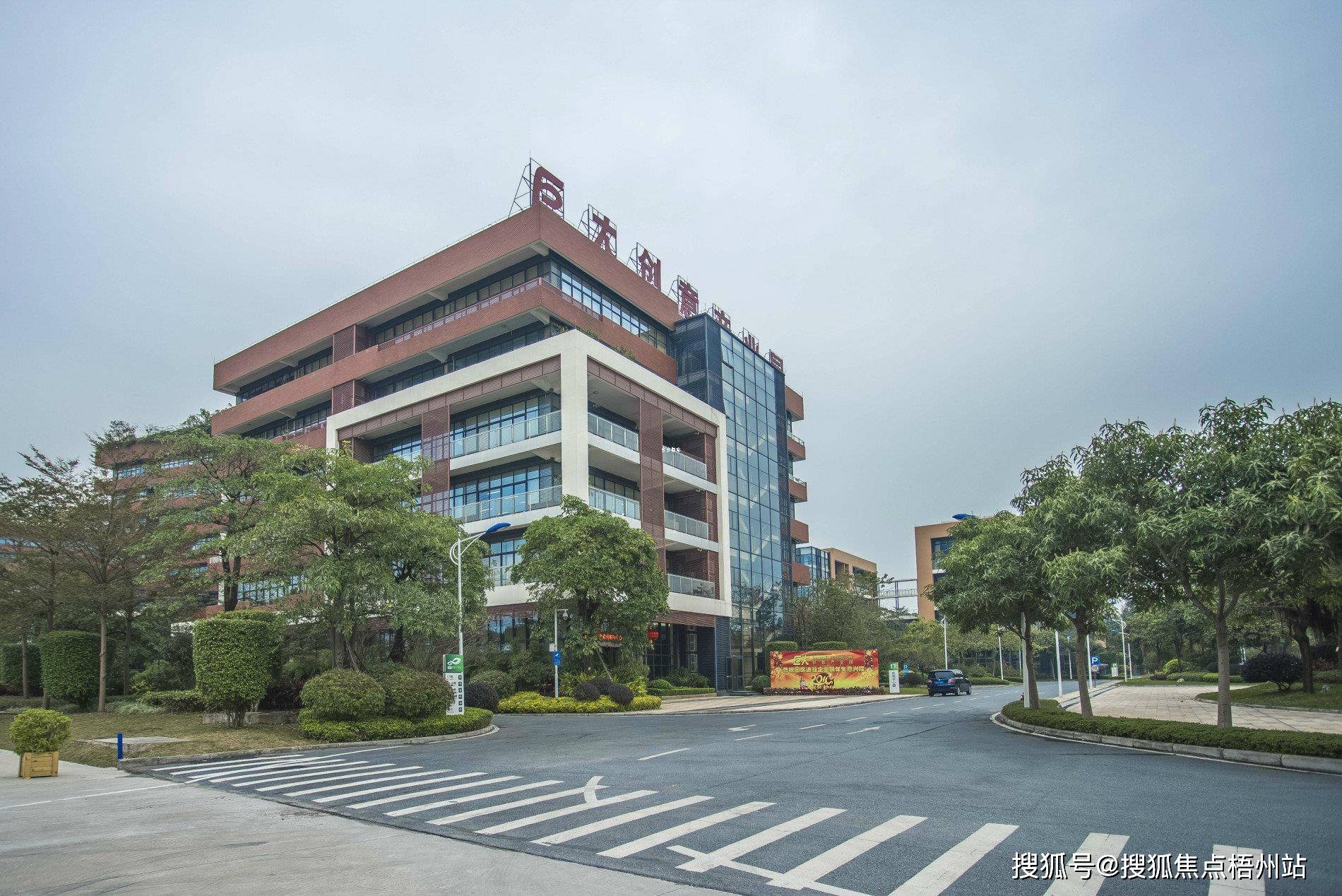 广州巨大创意产业园租120人独立办公室精装修带家具交通便利可注册