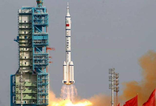 运载着"神舟五号"飞船的"长征二号f火箭"在酒泉卫星发射中心发射成功