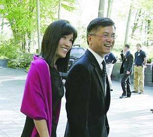 她是美国亚裔小姐冠军,嫁给美国首位华裔州长,希拉里:我欣赏她_李蒙