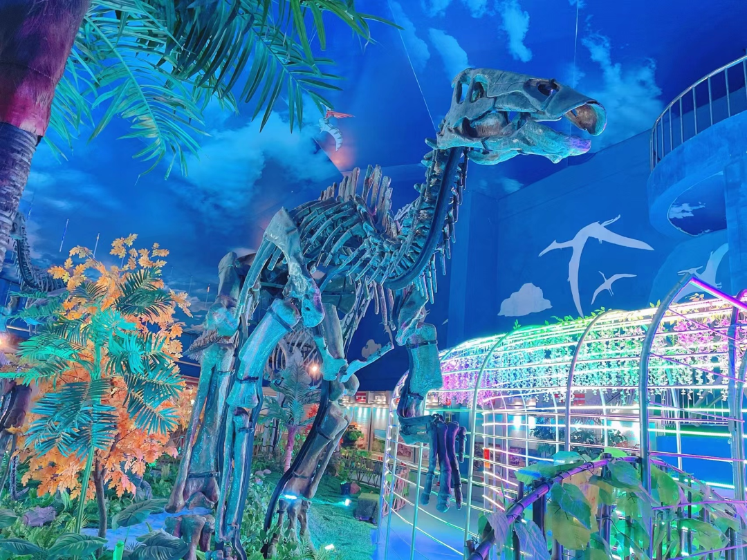 诸城恐龙博物馆内藏有吉尼斯世界纪录保持者巨大诸城龙,设有巨大