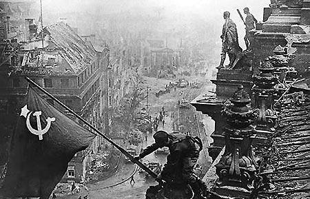 原创苏军在攻陷柏林后丧失军纪纵兵施暴当时英美军队是否独善其身