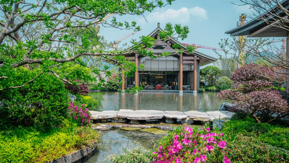 建发·玖洲和玺是长沙首个禅境新中式楼盘,示范区景观围绕禅境文化