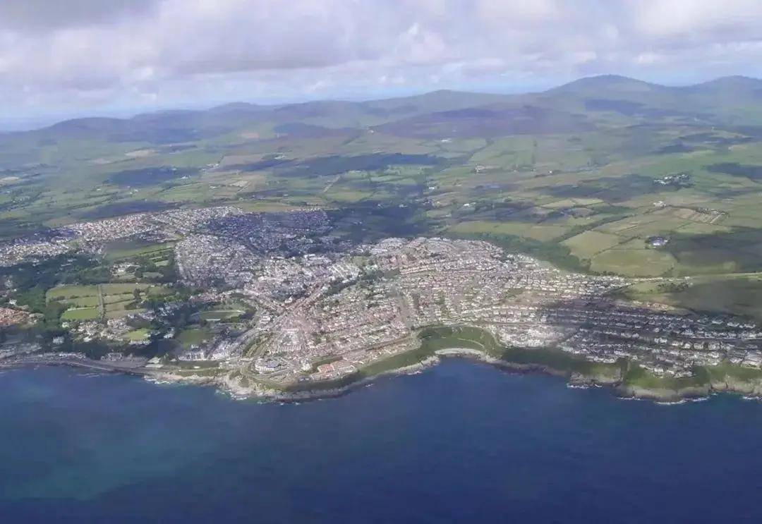 曼岛位于大不列颠群岛和爱尔兰群岛之间,岛上的常驻人