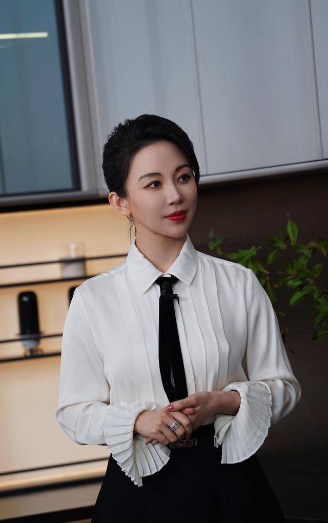 聚焦中国九球女神潘晓婷的辉煌与新恋情_商业_身材_台球