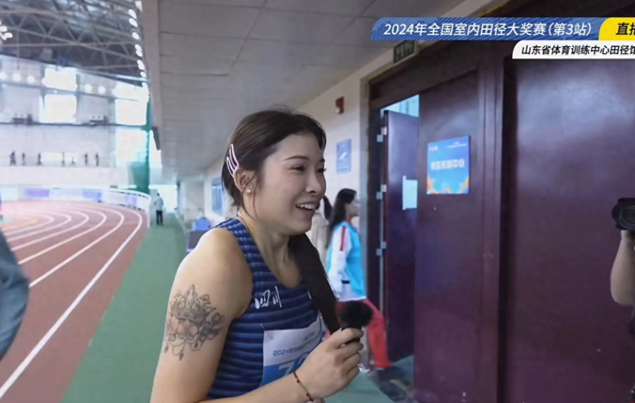 露出纹身霸气十足!