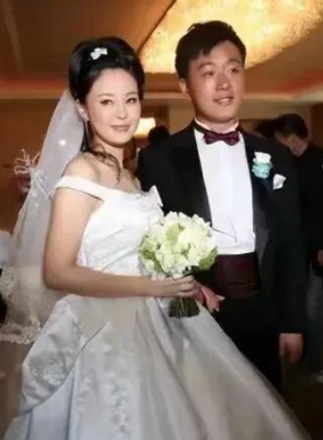 佟大为:娶老师为妻8年生3子,住2亿豪宅,结婚17年0绯闻_关悦_婚姻_爱情