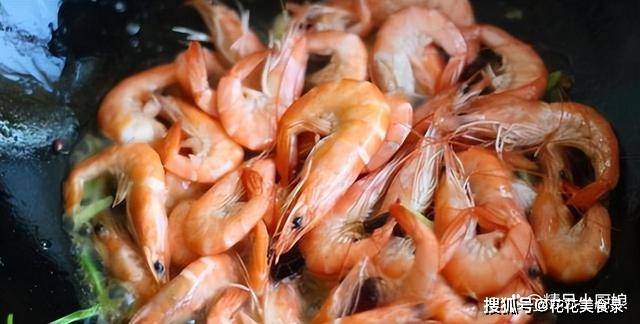 水煮虾用冷水还是热水方法用错了难怪虾肉又老又柴没营养