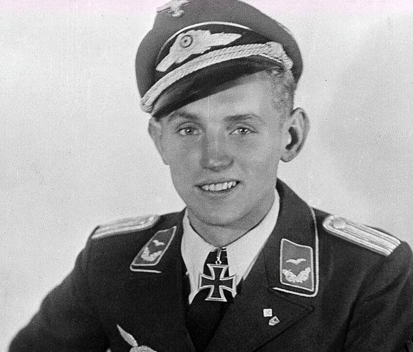 此人二战击落最多飞机,被俘2次,第1次拼命逃回,第2次被关10年_哈特曼
