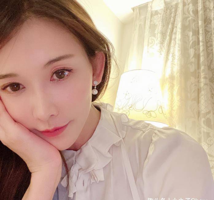 46岁林志玲像硅胶娃娃自拍照撞脸萧蔷白色公主衫减龄又元气