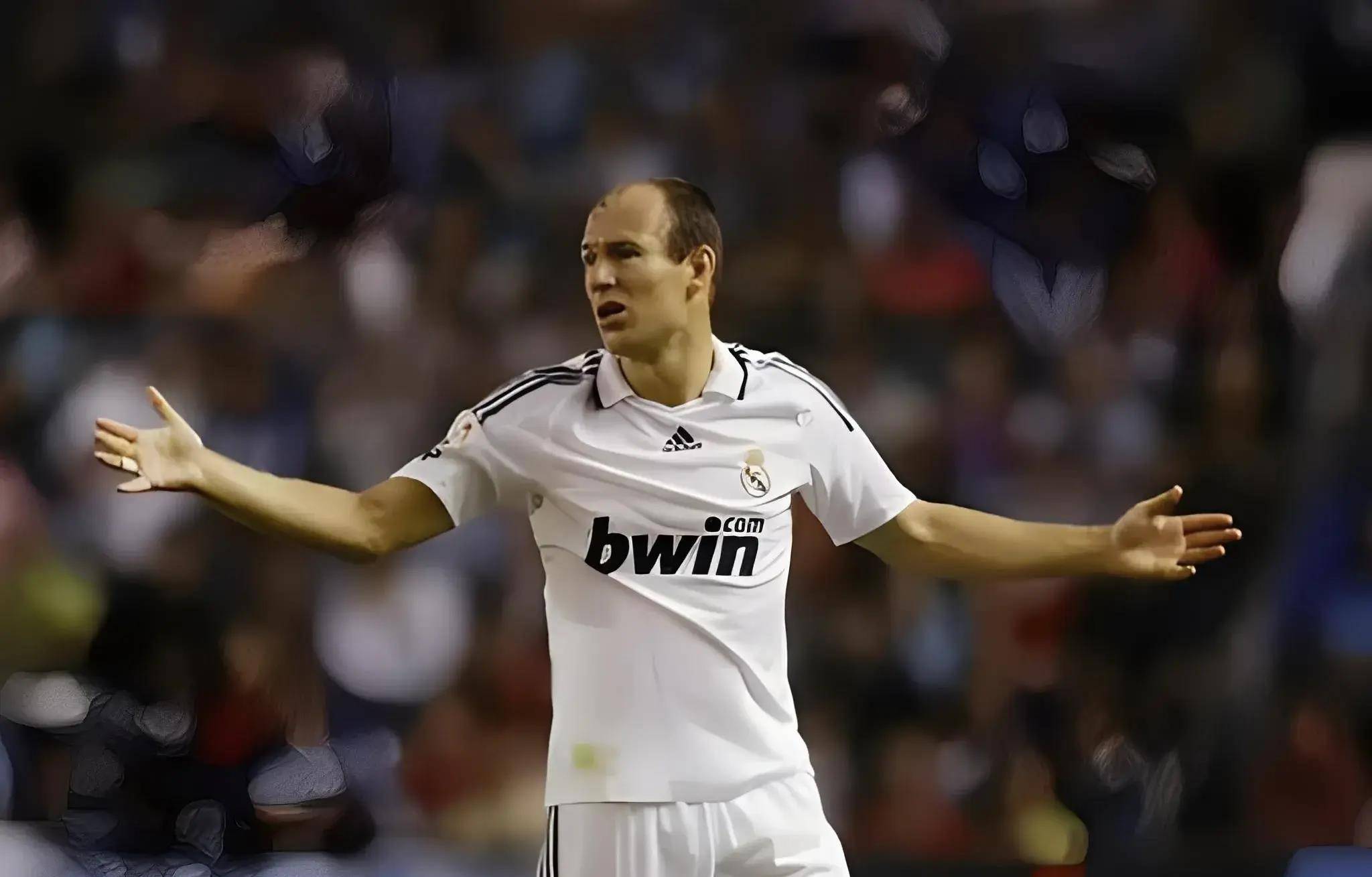 罗本在皇马的表现很一般,毕竟无休无止的伤病让曾经那个风驰电掣的