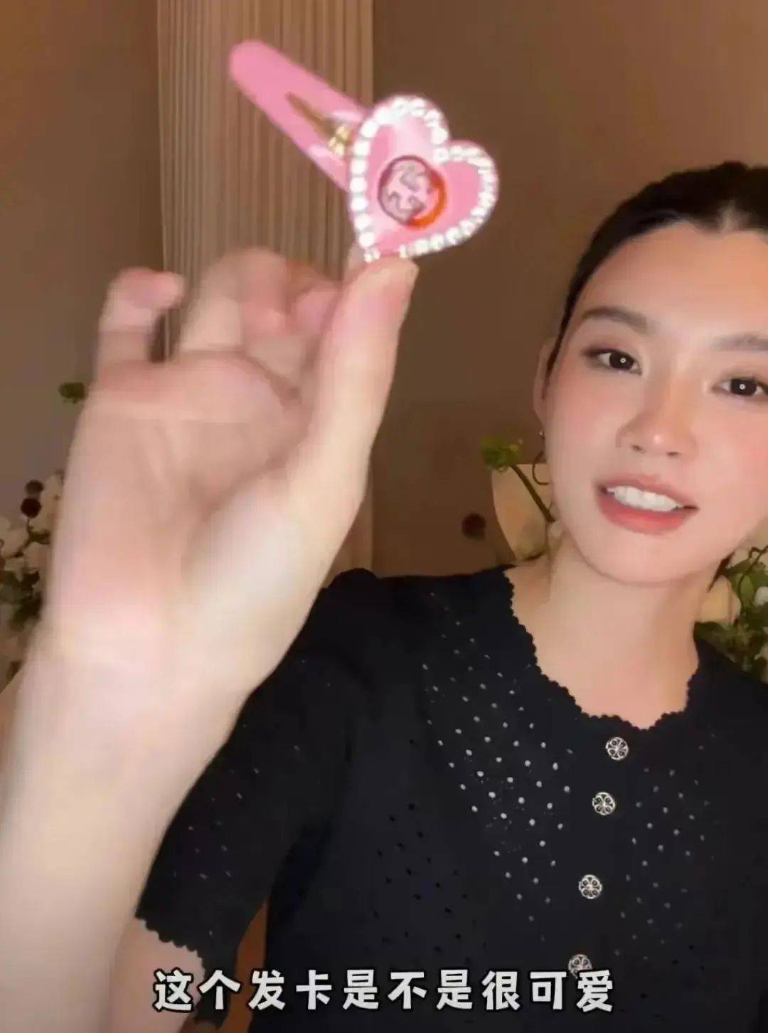 原创奚梦瑶2岁女儿长得像奶奶四太一个包3万4是真正百亿千金