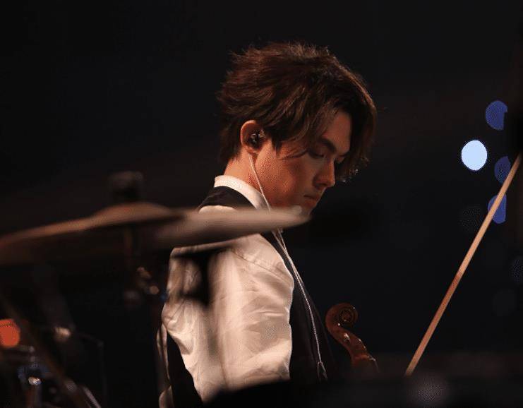 李柄熹发文回应争议,底下评论区却都在指责,自诩正义