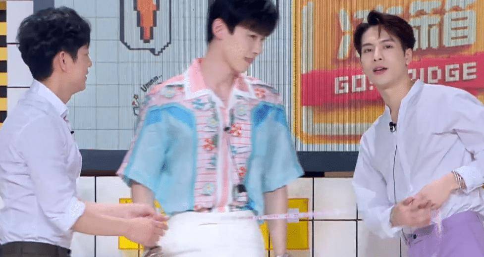 原创白敬亭被要求测腰围数字看愣现场嘉宾何炅说的话是认真的