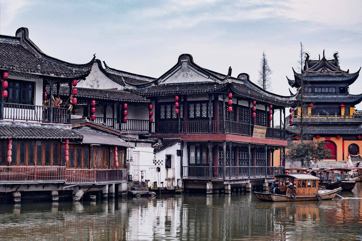 上海保存最完整的江南水乡古镇,位于青浦,依山傍湖,但不是金泽