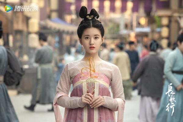 赵露思《珠帘玉幕》路透美上热搜!