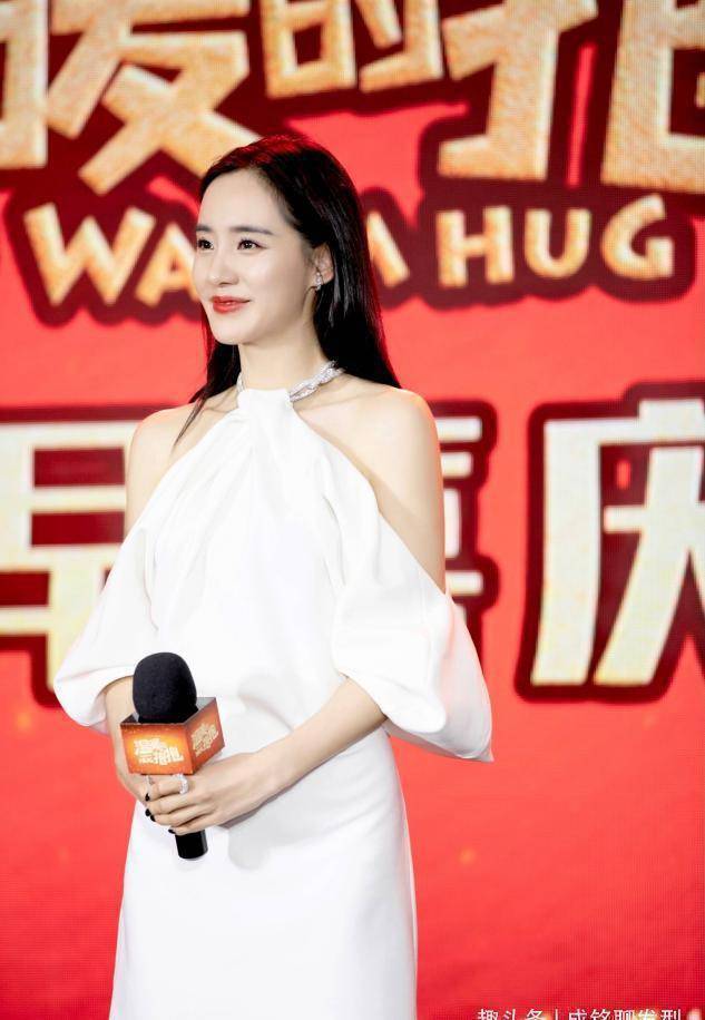 38岁王智一身粉色长裙时尚妩媚不失优雅颦笑间满满仙女气