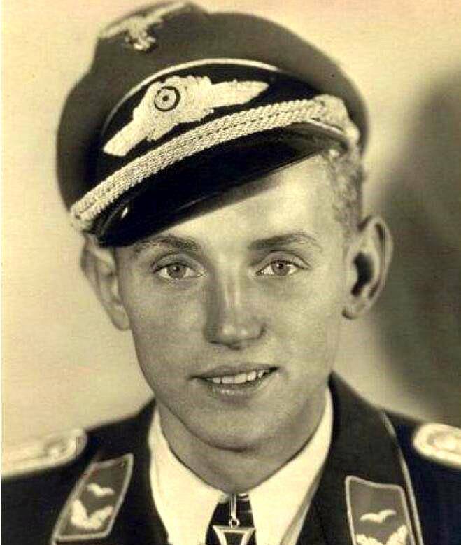 此人二战击落最多飞机,被俘2次,第1次拼命逃回,第2次被关10年_哈特曼