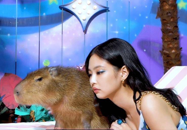 原创lisa更博晒mv花絮lisa身材引热议我却在留意jennie