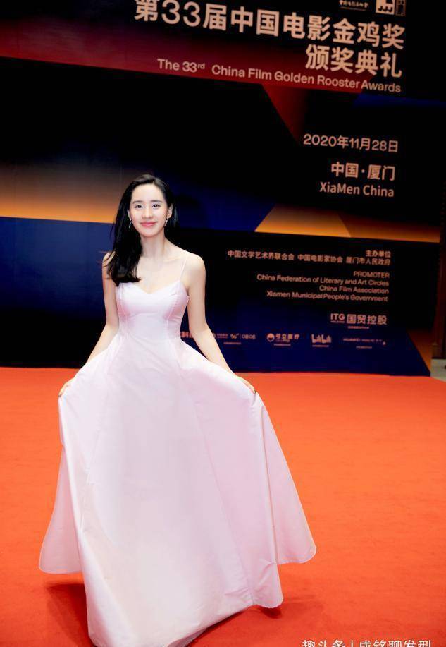 38岁王智一身粉色长裙时尚妩媚不失优雅颦笑间满满仙女气