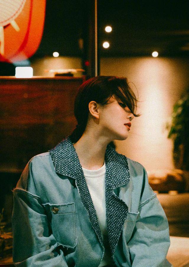 原创刘诗诗忙里不偷闲最新街拍在线上演完美侧颜杀低马尾温柔洒脱