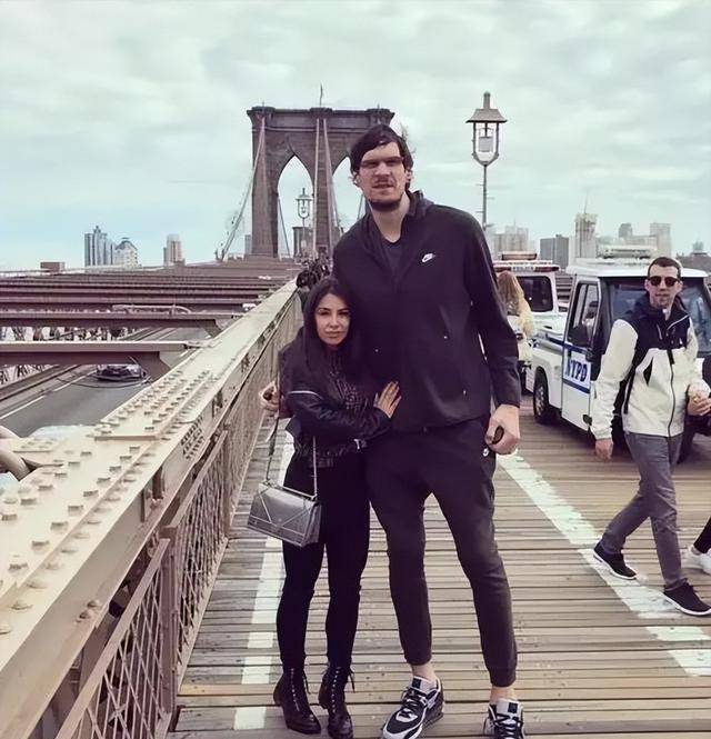 美国夫妇身高悬殊60公分,接吻都不容易_克里斯汀_杰森·阿普尔顿_婚姻