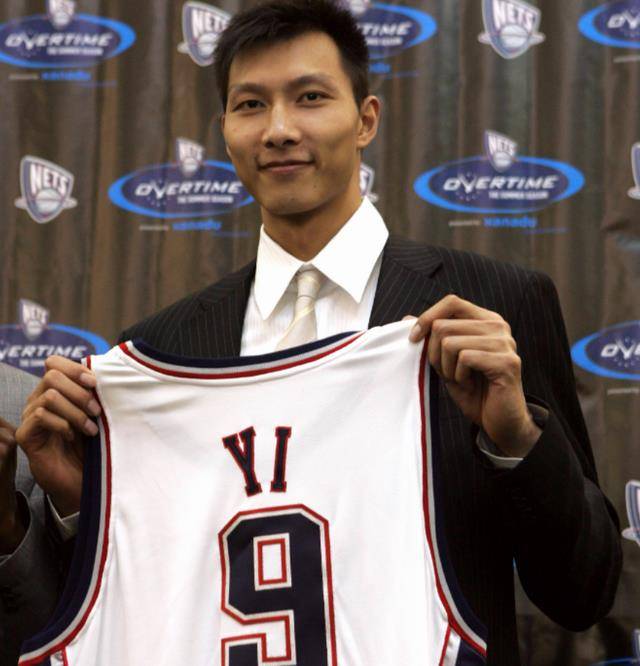 易建联:娶足球宝贝荆灵为妻,婚后生两孩子,如今妻儿都居住美国_广东