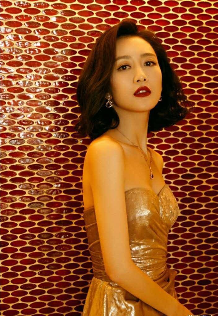 37岁王鸥穿搭真高级完美倒三角身材实力撩人网友这穿搭模仿不来