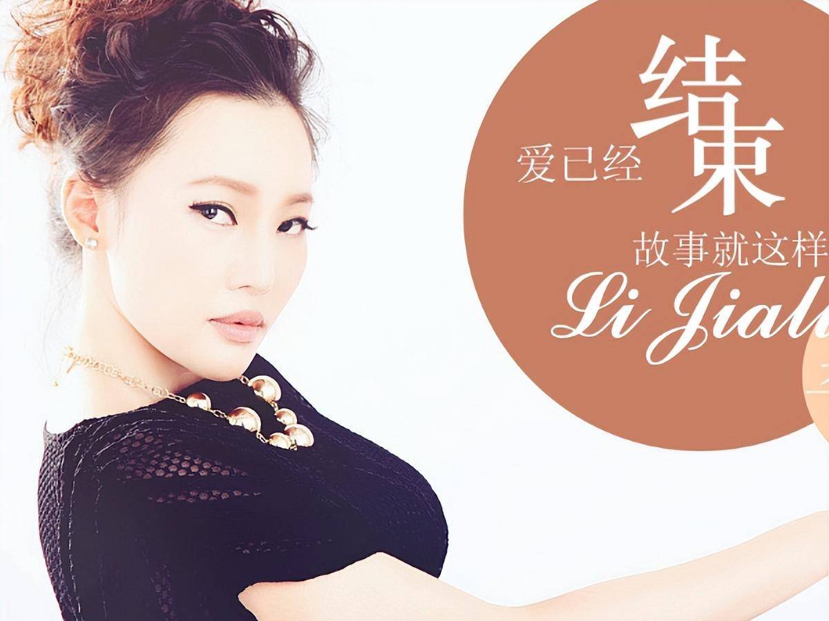 原创李佳璐40岁在街头卖唱妆容精致飙高音一旁的小伙子让她束手无措