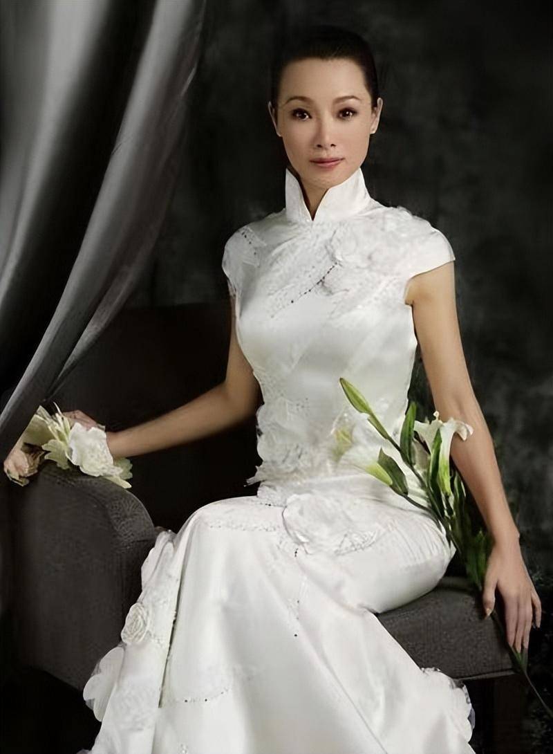 她被誉为军中花仙子,连续15年上春晚,男友患癌离世,52岁仍单身_吕薇