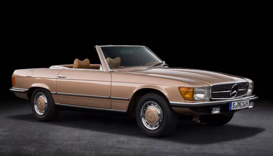 作为第一个引入八缸发动机的sl级,sl 350在1971年首次亮相,接着是sl