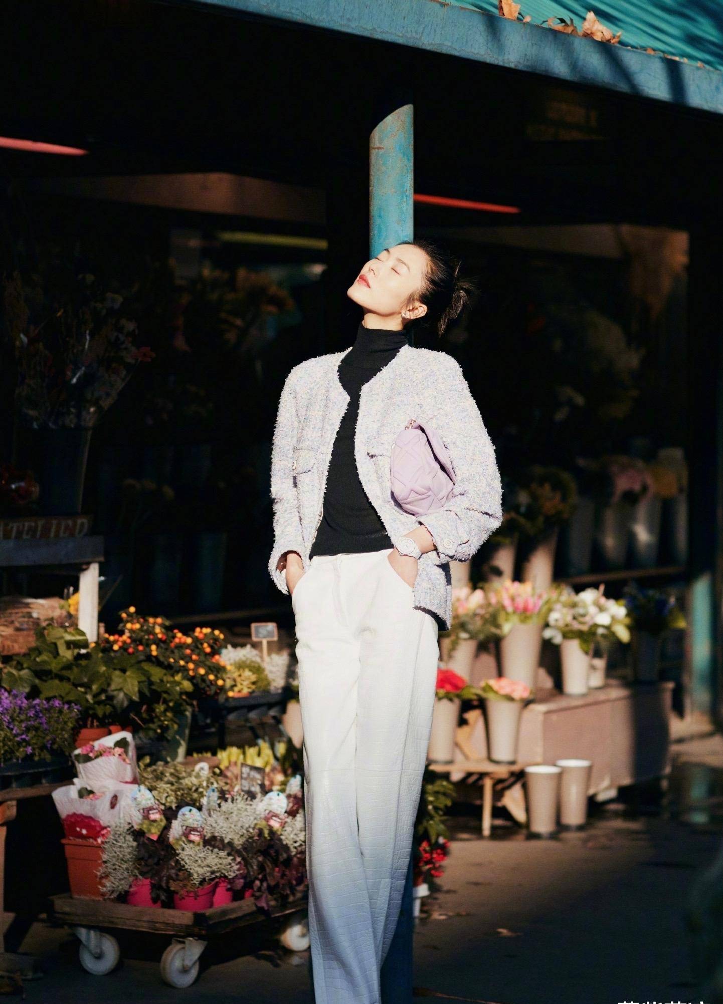 刘雯再创新造型,超长款西装轻松驾驭,网友:超模就能"为所欲为"_时尚_