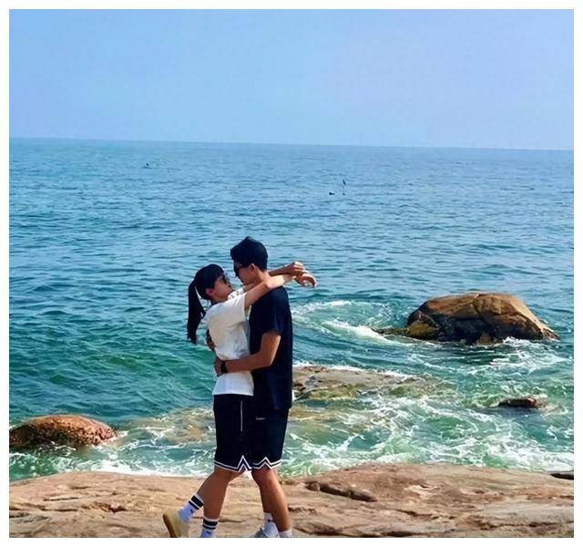 作为00年出生的球员,邹阳身高199cm,是一位出色的锋线球员,具有出色的