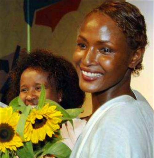 华莉丝·迪里_女性_生活