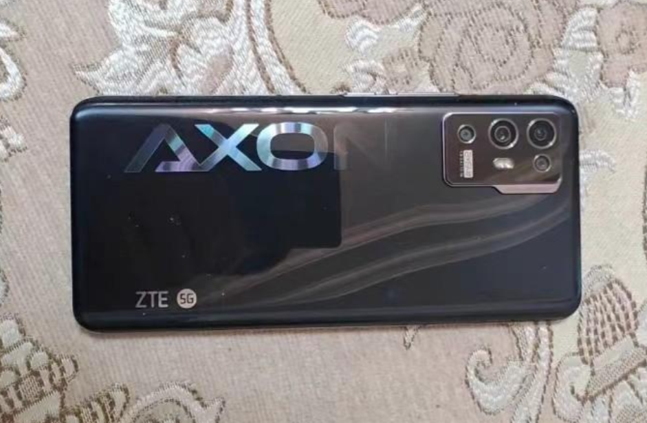 67英寸oled直屏,屏占比达到93%,支持144hz高刷,续航方面采用4200mah